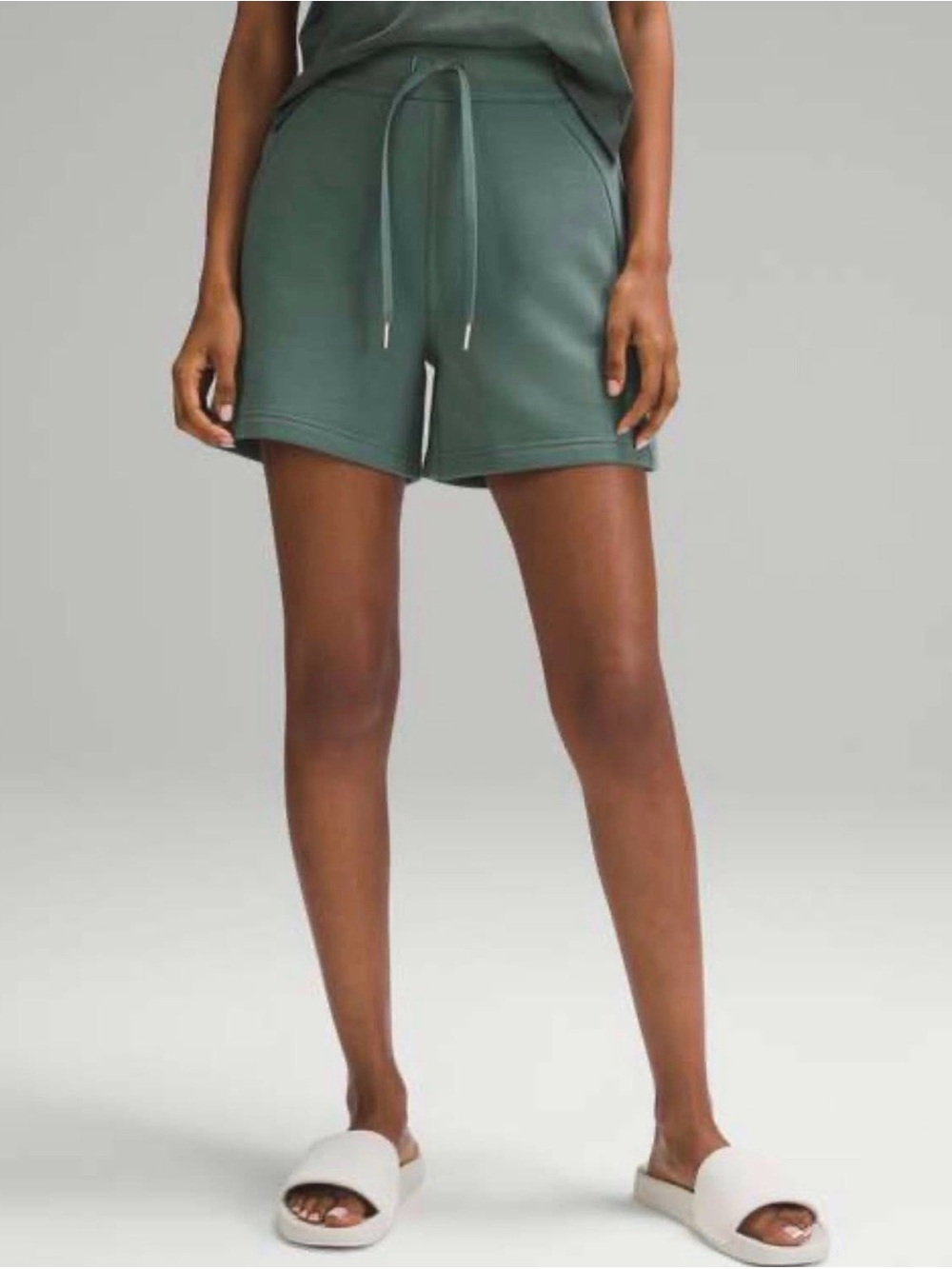 Lululemon Scuba High-Rise Short 5"
Medium Forest size Medium